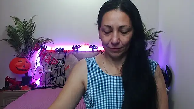 Snapshot of LiluGrants chatting on 10.19.25 LiluGrants online show from 10.19.25