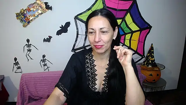 Snapshot of LiluGrants chatting on 10.21.25 LiluGrants online show from 10.21.25