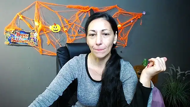 Snapshot of LiluGrants chatting on 10.23.25 LiluGrants online show from 10.23.25