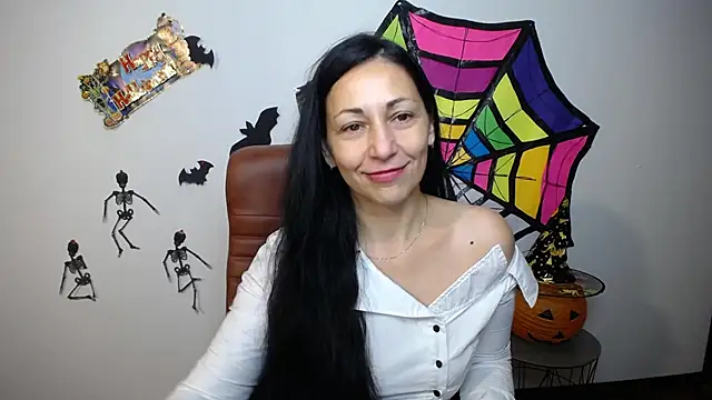 Snapshot of LiluGrants chatting on 10.24.25 LiluGrants online show from 10.24.25