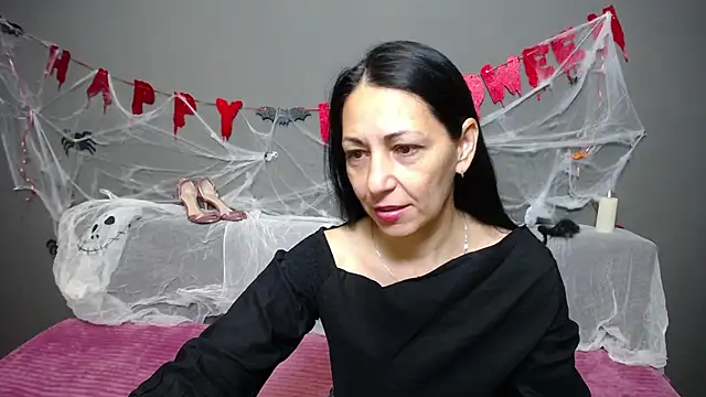 Snapshot of LiluGrants chatting on 10.26.25 LiluGrants online show from 10.26.25