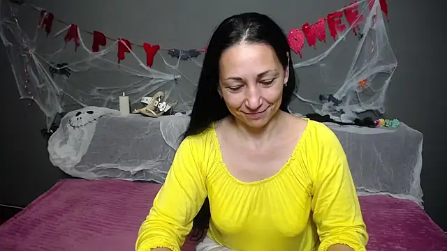 Snapshot of LiluGrants chatting on 10.28.25 LiluGrants online show from 10.28.25