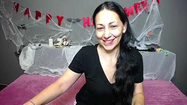 Snapshot of LiluGrants chatting on 10.29.25 LiluGrants online show from 10.29.25