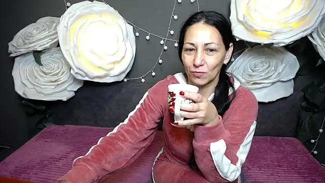 Snapshot of LiluGrants chatting on 11.08.25 LiluGrants online show from 11.08.25