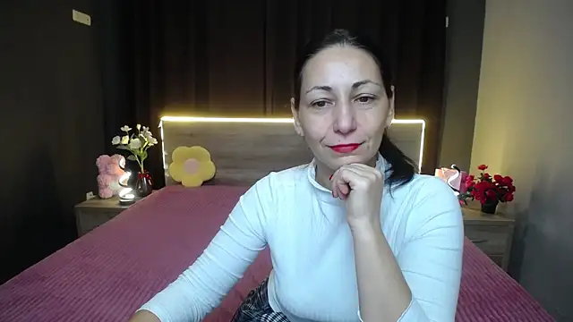 Snapshot of LiluGrants chatting on 11.13.25 LiluGrants online show from 11.13.25