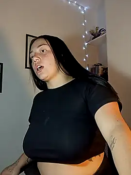 Snapshot of helena_smith chatting on 02.05.25 helena smith online show from 02.05.25