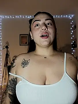 Snapshot of helena_smith chatting on 02.13.25 helena smith online show from 02.13.25