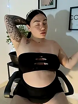 Snapshot of helena_smith chatting on 03.05.25 helena smith online show from 03.05.25