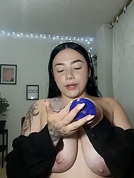 Snapshot of helena_smith chatting on 03.18.25 helena smith online show from 03.18.25