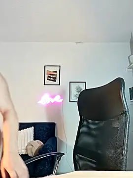 Snapshot of helena_smith chatting on 11.05.25 helena smith online show from 11.05.25