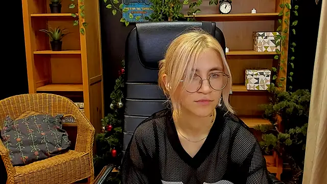 Moon13152 online show from 12.10.24