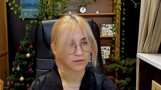 Moon13152 online show from 12.18.24