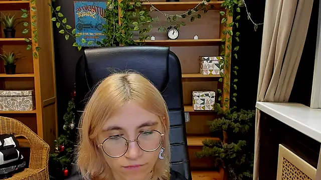 Moon13152 online show from 12.19.24