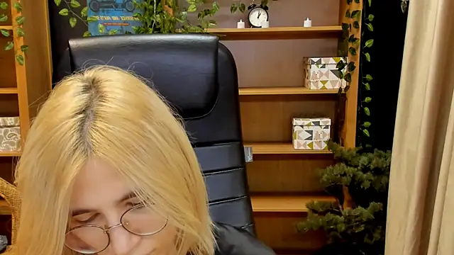 Moon13152 online show from 12.26.24