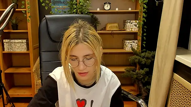 Moon13152 online show from 02.02.25