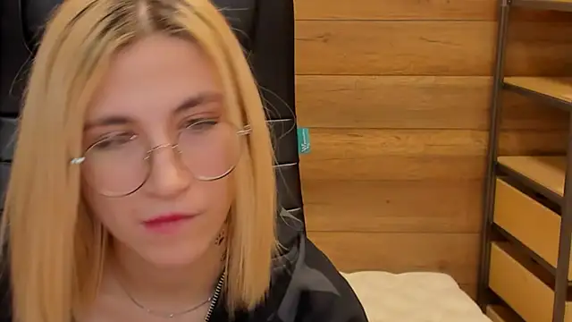 Moon13152 online show from 02.13.25