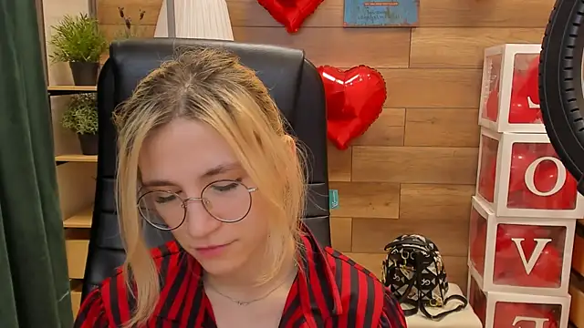 Moon13152 online show from 02.18.25