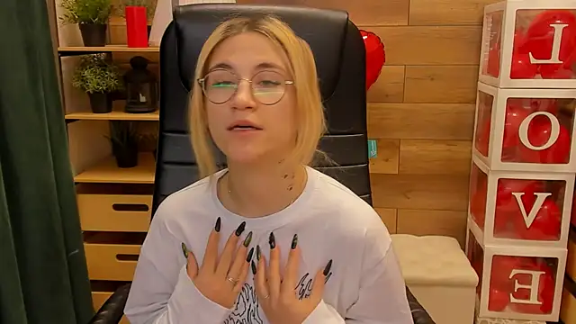 Moon13152 online show from 02.20.25