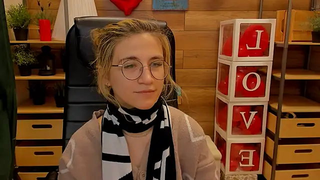 Moon13152 online show from 02.24.25