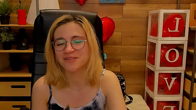 Moon13152 online show from 02.25.25