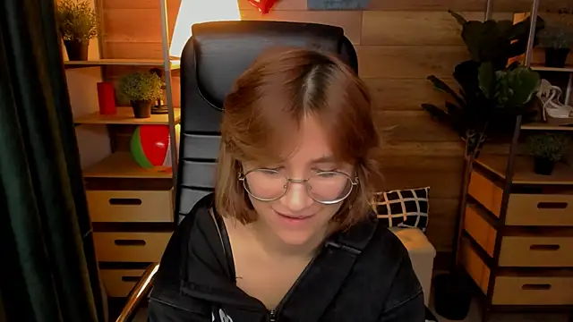 Moon13152 online show from 10.16.25