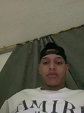 Snapshot of larryworld chatting on 07.19.26 larryworld online show from 07.19.26