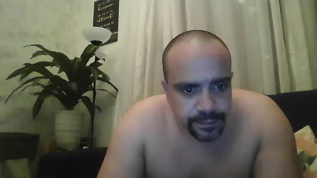 Snapshot of MonicaEGY chatting on 10.02.25 MonicaEGY online show from 10.02.25