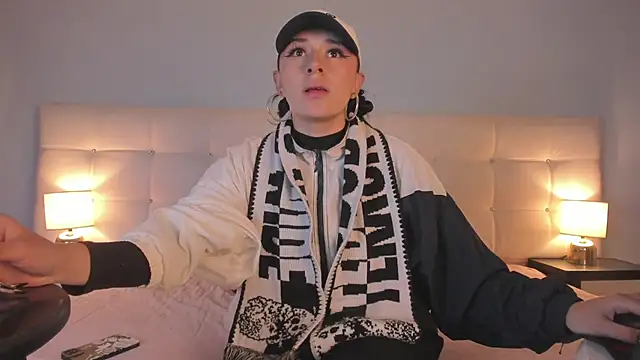 Zowi Hottiee online show from 02.05.25