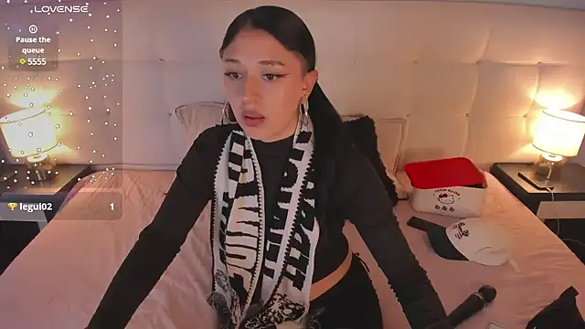 Zowi Hottiee online show from 02.05.25