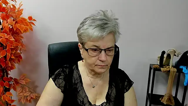 Snapshot of IrisDream chatting on 10.06.25 IrisDream online show from 10.06.25