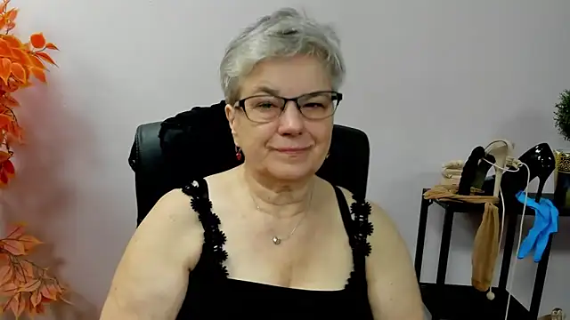 Snapshot of IrisDream chatting on 10.08.25 IrisDream online show from 10.08.25