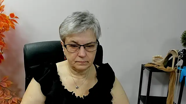 Snapshot of IrisDream chatting on 10.10.25 IrisDream online show from 10.10.25