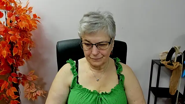 Snapshot of IrisDream chatting on 10.17.25 IrisDream online show from 10.17.25