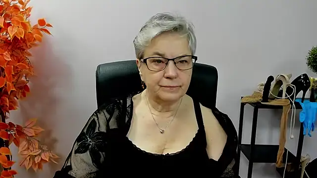 Snapshot of IrisDream chatting on 10.27.25 IrisDream online show from 10.27.25