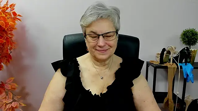 Snapshot of IrisDream chatting on 10.30.25 IrisDream online show from 10.30.25