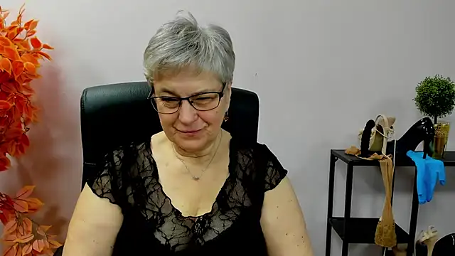 Snapshot of IrisDream chatting on 10.31.25 IrisDream online show from 10.31.25