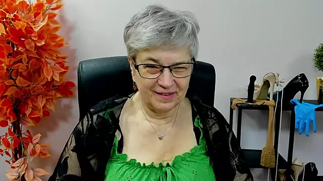 Snapshot of IrisDream chatting on 11.04.25 IrisDream online show from 11.04.25