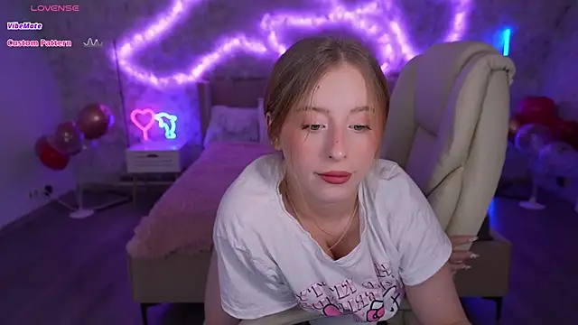 Snapshot of SilverrMoon chatting on 02.19.25 SilverrMoon online show from 02.19.25