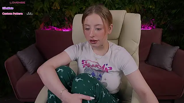 Snapshot of SilverrMoon chatting on 02.23.25 SilverrMoon online show from 02.23.25