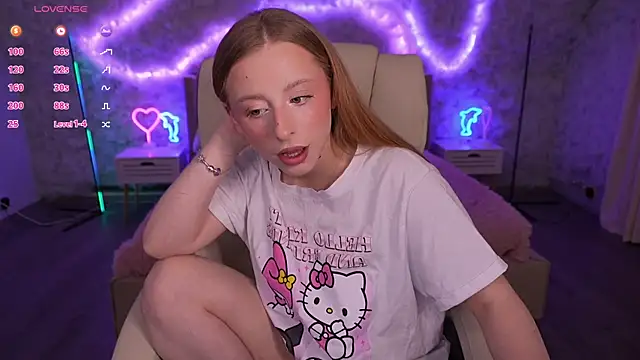 Snapshot of SilverrMoon chatting on 02.24.25 SilverrMoon online show from 02.24.25