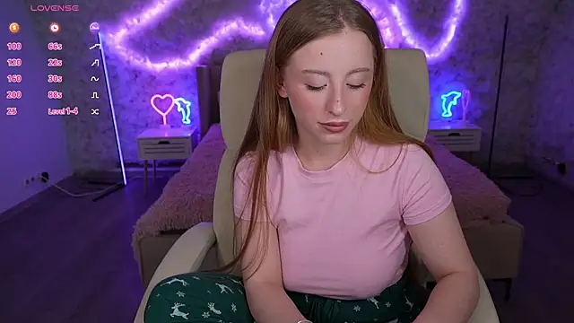 Snapshot of SilverrMoon chatting on 03.04.25 SilverrMoon online show from 03.04.25