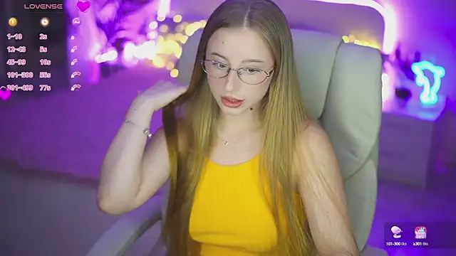 Snapshot of SilverrMoon chatting on 09.24.25 SilverrMoon online show from 09.24.25