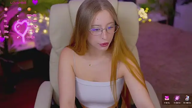 Snapshot of SilverrMoon chatting on 10.09.25 SilverrMoon online show from 10.09.25