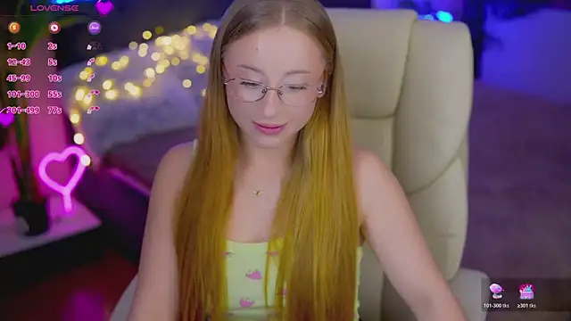 Snapshot of SilverrMoon chatting on 10.20.25 SilverrMoon online show from 10.20.25