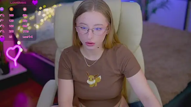 Snapshot of SilverrMoon chatting on 10.21.25 SilverrMoon online show from 10.21.25