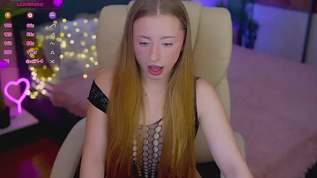 Snapshot of SilverrMoon chatting on 10.31.25 SilverrMoon online show from 10.31.25