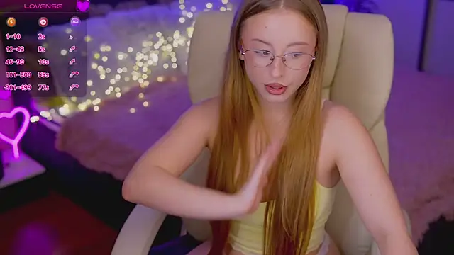 Snapshot of SilverrMoon chatting on 11.04.25 SilverrMoon online show from 11.04.25