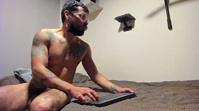 Snapshot of leondevereda chatting on 10.21.25 leondevereda online show from 10.21.25