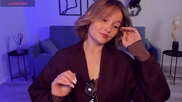 Snapshot of BritnieCute chatting on 10.08.25 BritnieCute online show from 10.08.25