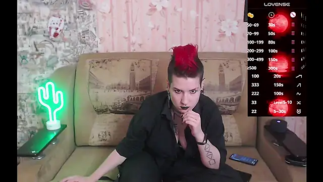 Snapshot of Miya_Wey_ chatting on 10.30.25 Miya Wey online show from 10.30.25